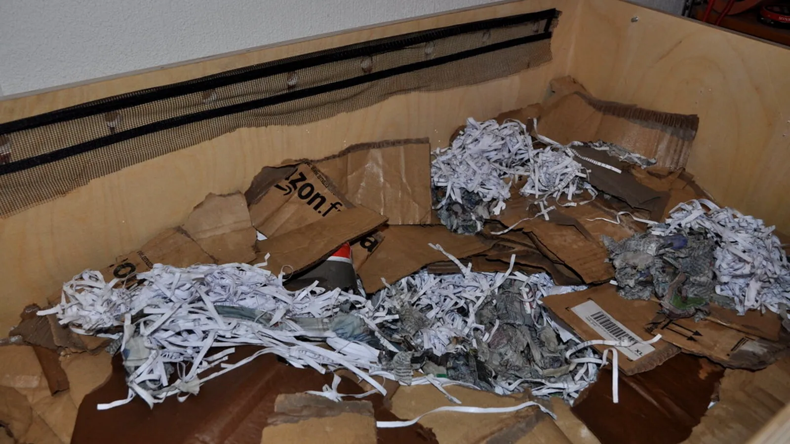 Cartón y papel picados que sirven como material seco de cobertura