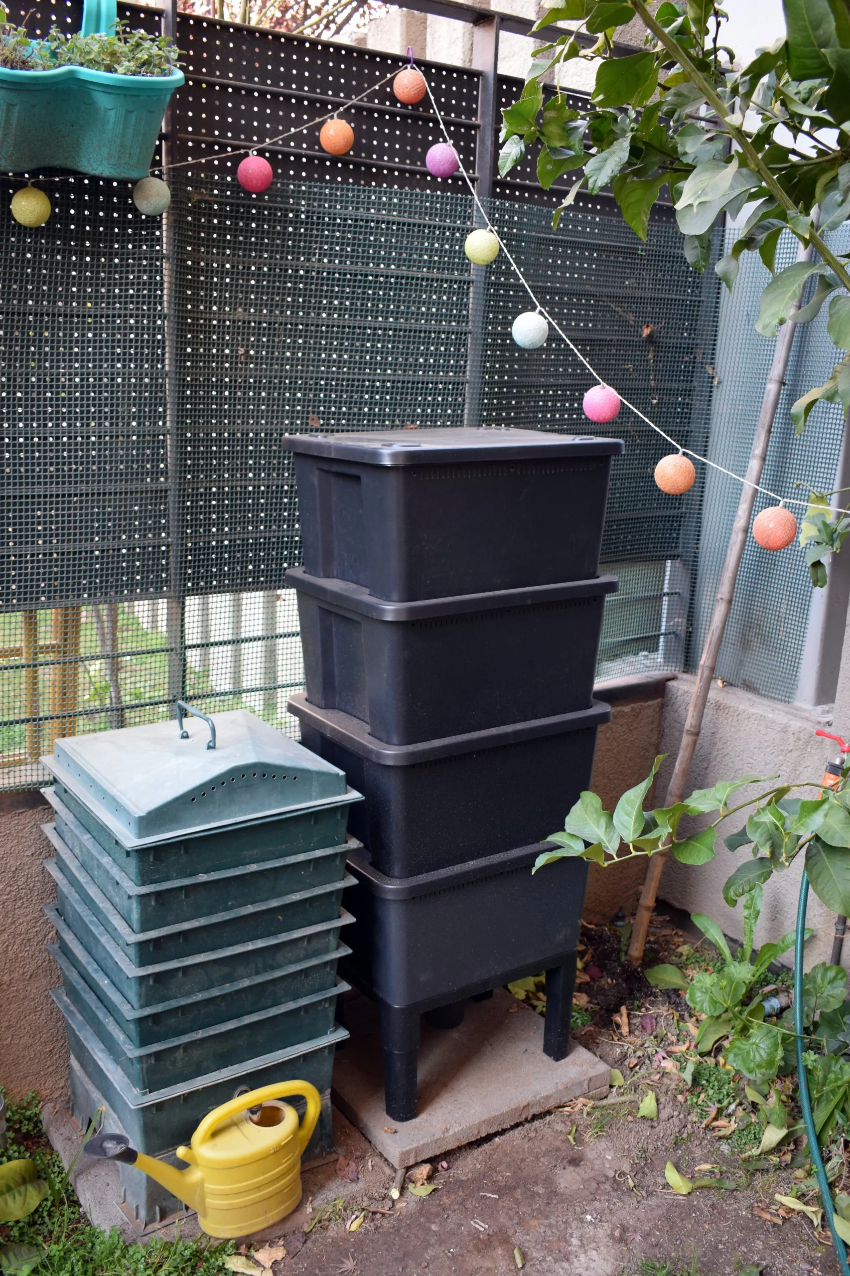 Vermicompostera de madera instalada en un jardín